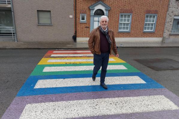 Gemeenteraadslid Philippe Avijn (Groen) pleit voor een regenboogzebrapad in Kortrijk.© Groen Kortrijk