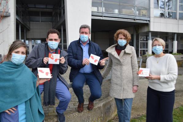 Katrien (tweede van rechts) kwam haar cd zelf overhandigen aan de mensen van Motena in Roeselare.© (gf)