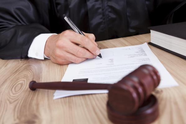 De exhibitionist kreeg zeven maanden met uitstel van de rechter.© iStockphoto