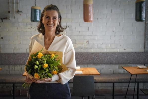 Ursy Pattyn met de ruiker bloemen die ze mocht ontvangen. (foto CLL)