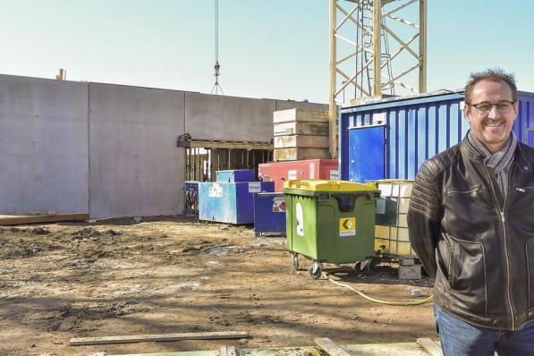 Burgemeester Youro Casier op de werf waar het nieuwe gemeenschapscentrum komt.© (Foto LVW)