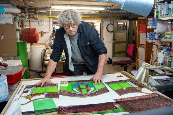 Glazenier Brecht Surmont aan het werk in zijn atelier.© (Foto JF)