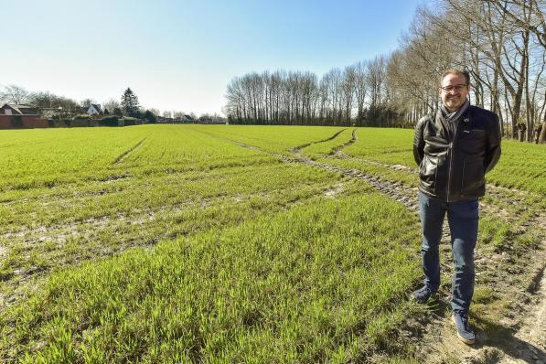 Burgemeester Youro Casier op site waar de nieuwe brandweerkazerne langs de Geluwsesteenweg komt.© (Foto LVW)