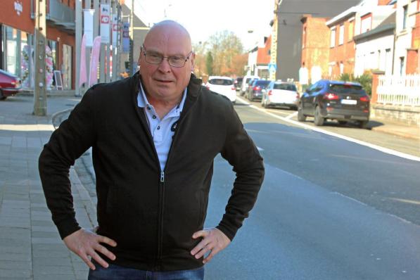 Zwevegemnaar Franky De Fraeye is niet akkoord is met het verdwijnen van de parkeerplaatsen in de Kortrijkstraat.© (Foto GJZ)