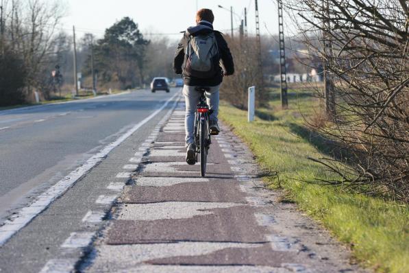 Het fietspad langs de N35 is dringend aan vernieuwing toe.© MG