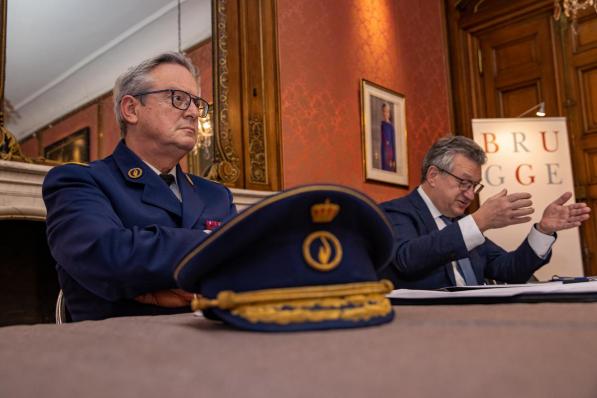 Korpschef Dirk Van Nuffel met burgemeester Dirk De Fauw.©KURT DESPLENTER BELGA
