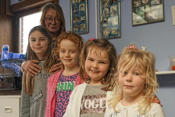 Mireille Sys met enkele van de kinderen. (foto CL)
