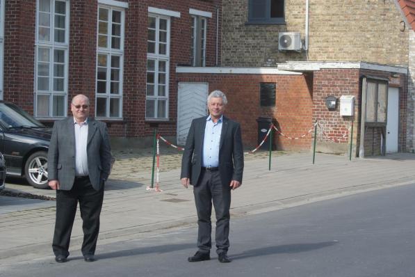 Burgemeester Gerard Liefooghe en schepen voor Patrimonium Johan Albrecht voor het pand. “Isoleren is hier niet essentieel”, oordeelt men. (foto AB)©Anne Bovyn