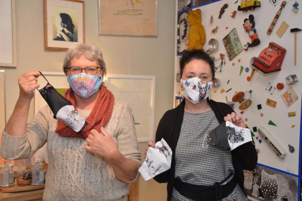 Anne De Meester (links) en kunstenares Julie De Bleeckere (rechts) willen kansarme kinderen helpen (BRU)© BRU