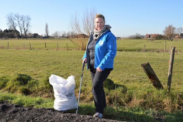 Chantal Van Wulpen tijdens de dagelijkse opruimwandeling in haar buurt.