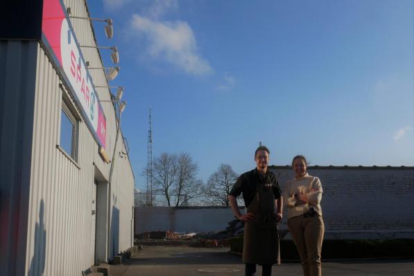 Eigenaars Delphine en Marijn kijken uit naar de opening van de nieuwe winkel.© FM