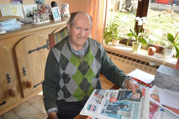 Pol Declerck met zijn favoriete krant. “De Weekbode ligt hier de hele week op tafel.”© JDK