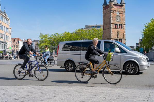 We fietsen almaar vaker naar het werk. Eén op de zes West-Vlamingen springt altijd op zijn of haar fiets voor het woon-werkverkeer.© KDS