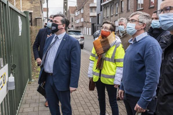 Burgemeester Kris Declercq kwam ter plaatse om samen met directeur Koen Germonprez de schade op te meten.© Stefaan Beel