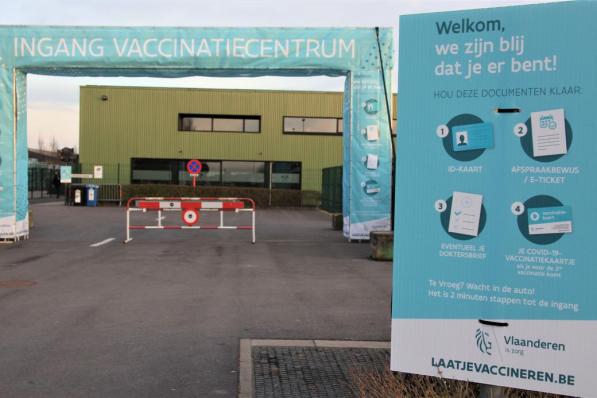 De ingang van het vaccinatiecentrum Furnevent.© MVO
