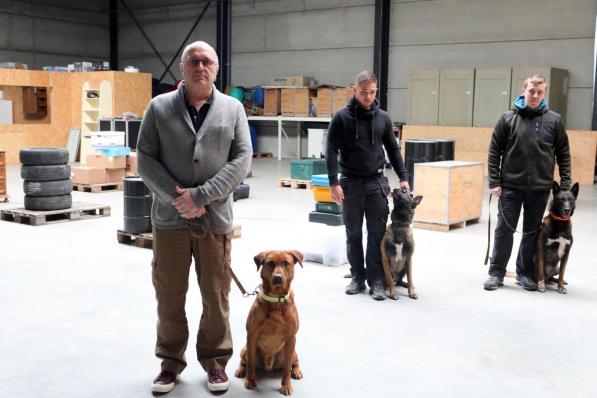 We zien links bedrijfsleider Johan Weckhuyzen van K9 Detections met hond Primo en zijn medewerkers Shane Vanacker met hond Qointreau en Bart Boudens met hond Olaf.©Peter MAENHOUDT