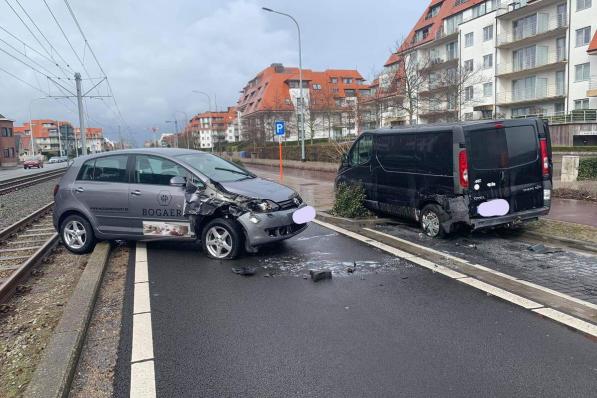 Beide voertuigen moesten getakeld worden.© BB