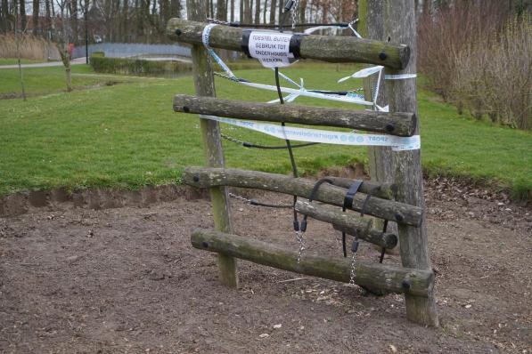 Onveilige speeltuigen worden afgeschermd terwijl ze wachten op herstel.© LB