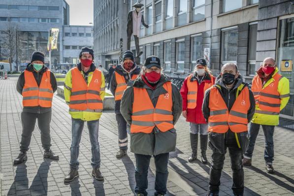 De seingevers staan elke dinsdag paraat op de markt in Roeselare. (foto JS)© Stefaan Beel