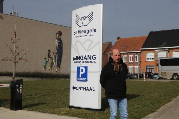 Algemeen directeur Bruno Vanbeselaere poseert bij de ingang van De Vleugels. (foto ACK)©type=