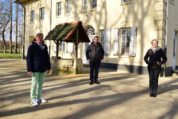 Schepenen Jan Vandoolaeghe, Joachim Jonckheere en Ingrid Vandepitte voor de villa in het kasteeldomein die wellicht een andere bestemming krijgt. (foto ZB)©zenon bekaert beselare