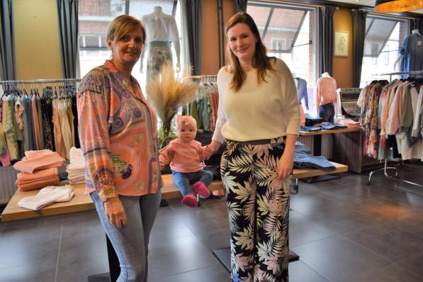 Anja Haerens, dochter Shana De Buysere en de kleine Marie in de pop-upwinkel in ‘t Garnituurke. (foto TVW)©TOM VAN HOUTTE