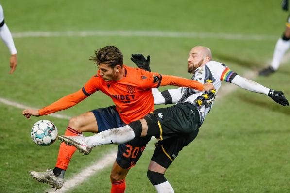 Club's Daniel Perez en Charleroi's Dorian Dessoleil strijden om de bal.©BRUNO FAHY BELGA