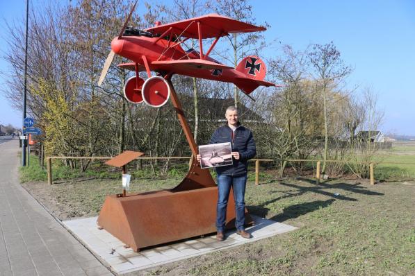 Lieven Vandecaveye pakt met trots uit met zijn Oorlogsboek Zwevezele-Wingene, waar onder andere vliegtuigpionier Victor De Jonckheere een belangrijk onderdeel van uitmaakt. (foto KDV)©Kim De Vos;Wingene