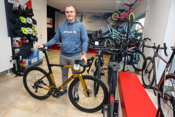 Alexander Labbe (32) in de nieuwe vestiging van zijn fietsenzaak Atom 6 aan de Rijksweg op de wijk Sint-Henricus. (foto JS)