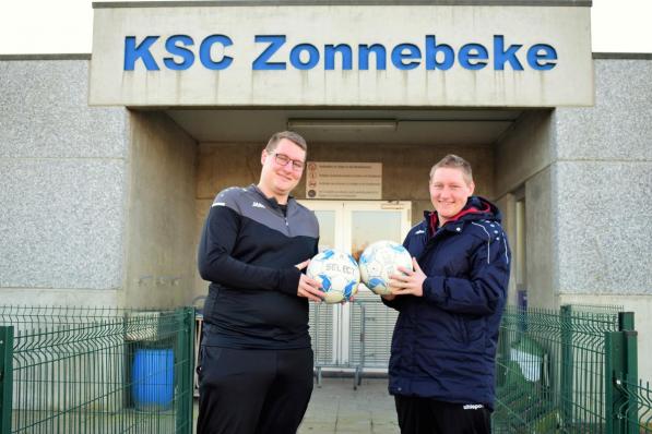 De twee broers Jasper (l) en Dieter Watteyne (r) beginnen aan een nieuw voetbalhoofdstuk bij SC Zonnebeke.© (Foto ZB)