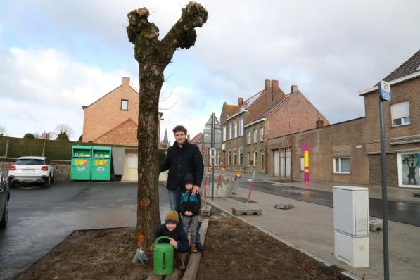 Koen Lahousse bij zijn geadopteerde boom samen met zijn kinderen Vic en Roel.© (Foto EF)