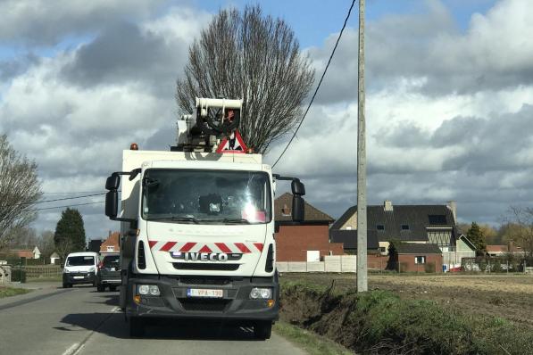 Tegen 15 uur had de nutsmaatschappij de paal al opgeruimd en vervangen door een nieuwe betonnen paal.© Jelle Houwen