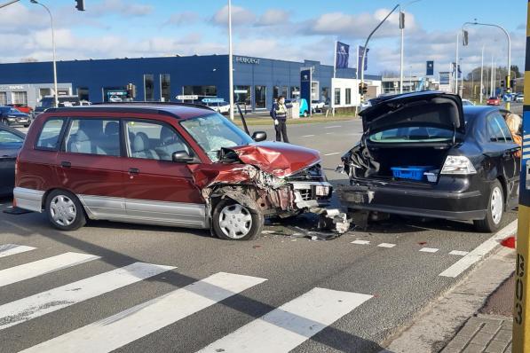 De schade aan beide voertuigen is aanzienlijk.© Bert Feys