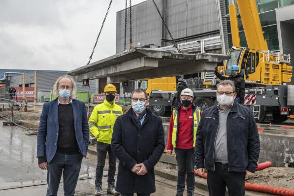 Jan Tyvaert, Dries Becelaere, Henk Kindt, Johan Clarysse en Koen Van Overberghe bij de eerste nieuwe weegbrug die dinsdag geplaatst werd.© Stefaan Beel