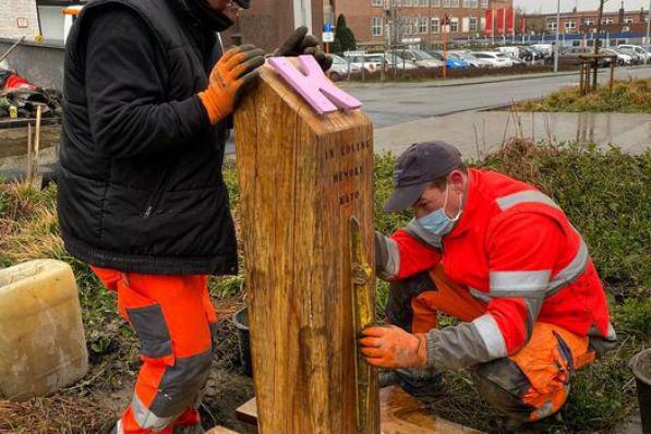 Medewerkers van de gemeente Zwevegem plaatsten woensdagmiddag het gedenkteken ter ere van Kato Vandenbogaerde.© gf