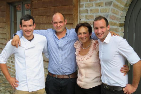 Annick Van Dame omringd door haar drie zonen : Arno, Angelo en Laurenz. (foto gf)