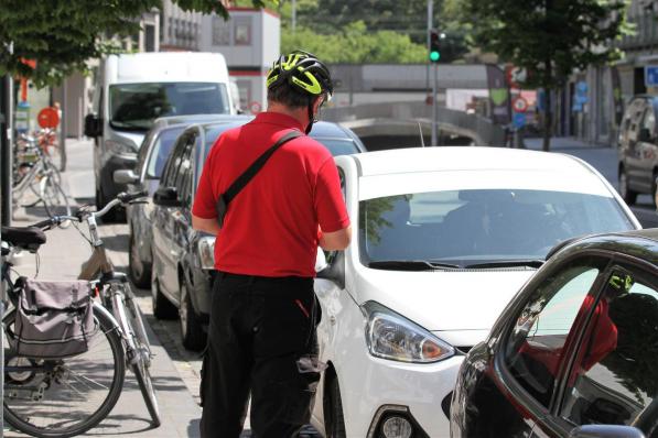 De zes parkeerwachters werden ontslagen nadat ze een lijst met nummerplaten als ‘reglementair geparkeerd’ aanduiden, terwijl ze niet echt aan het controleren waren.© JVGK