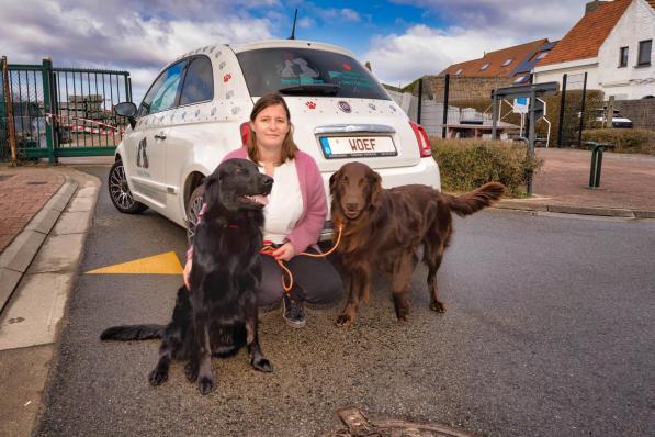 Sandy Meulens met honden Seaking en Cooper bij haar opvallende auto.©Luc Cassiman