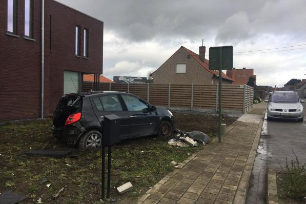 De Renault Clio vloog rakelings langs een tuinomheining, het voetpad op en kwam tot stilstand in de voortuin.© LSi