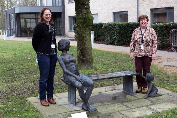 Evelyne Raes (links) volgt Hilde Decuyper op als pastor van wzc Maria Rustoord.© FODI