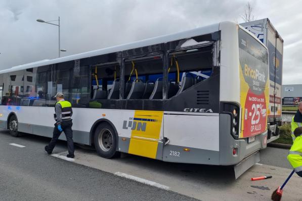 De lijnbus werd geraakt door een oprijramp van de vrachtwagen.© GF