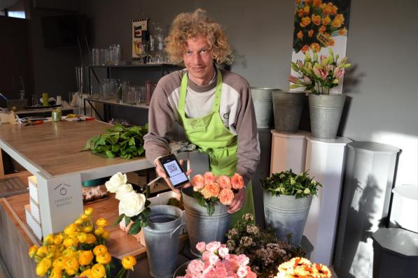 Lieven Declercq voerde vorige maand de eerste bitcointransactie uit in zijn bloemenzaak.© WK