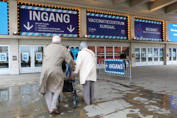 In de vaccinatiecentra, zoals hier in Oostende, worden nu vooral 65-plussers opgeroepen.©Peter MAENHOUDT