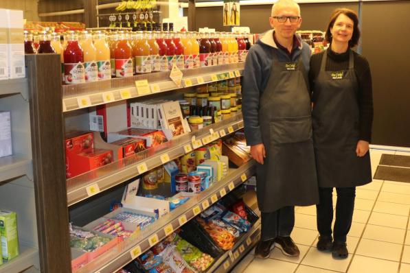 Na 25 jaar runnen Ingmar en Ingrid nog steeds met passie hun delicatessenwinkel langs de Oude Bruggestraat.© KDV