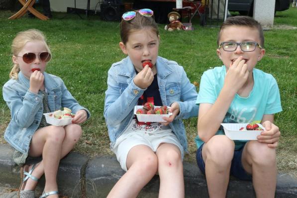 Amy-June,Anna-Noor en Quinn genieten van verse aardbeien met chocolade tijdens de meest recenten Zoetemarkt in 2019.©Eric Flamand EF