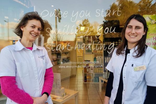 Heleen Mylle en Justine Moerman voor apotheek Mylle in de Stijn Streuvelsstraat in Ingooigem© GV
