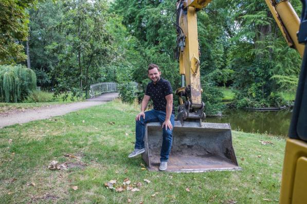 Schepen van Biodiversiteit Bert Herrewyn beloofde in 2020 dat hij het project zou uitbreiden. Ondertussen zijn er heel wat locaties op grondgebied Kortrijk die bewust minder gemaaid worden.© foto TV