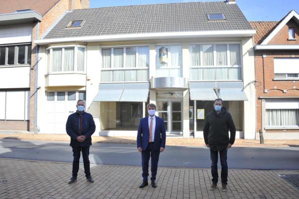 Schepen van Patrimonium Geert Pyfferoen, burgemeester Jan de Keyser en schepen sociale zaken Sebastian Vande Ginste.© GST