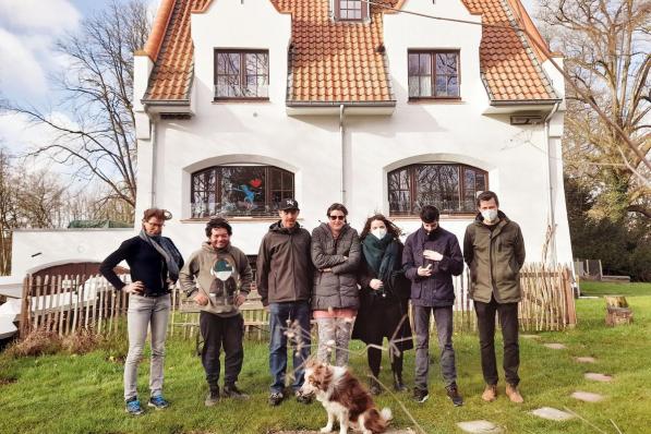 We zien conciërge Annelies Lauwers (links op foto) en begeleider Jelle Waes (rechts op foto) met de bewoners Frederik Thys, Jan-Maarten Vertriest, David Acharya en Daisy De Wachter.© LS