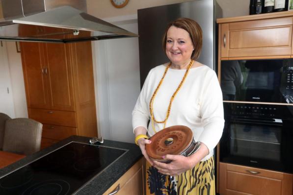 Ann Stael met een risottopan in haar keuken: “Ik kook graag. Gerechten uit mijn favoriete land Italië staan geregeld op het menu.”©Johan Sabbe